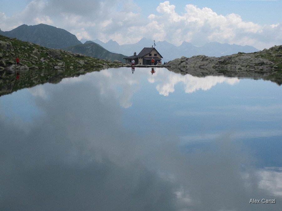 il rif. benigni 1.jpg - Il Rif. Benigni dal Lago Piazzotti